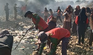 Rebana Sedang Bersihkan Sampah Bersama Pelajar di Desa Paas
