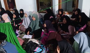 Para santri wati saat mengikuti acara mabit