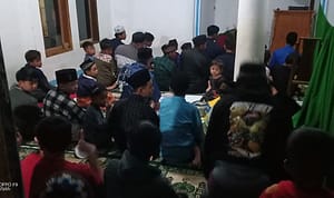 Para santri dan warga setempat saat mengikuti acara mabit