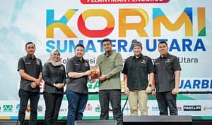 penulis buku dan Bobby Nasution menunjukkan buku yang diterbitkan CV Firaz Media penulis buku dan Bobby Nasution menunjukkan buku yang diterbitkan CV Firaz Media