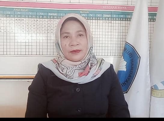 Tati Kepala Sekolah SDN 3 Cikarag Malangbong Tati Kepala Sekolah SDN 3 Cikarag Malangbong