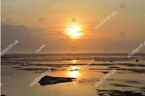 Pantai Sayang Heulang, salah satu pantai yang sudah dikelola Pemda dan paling banyak dikunjungi wisatawan. Terdapat sasak rawayan dan bukit Teletubbies (foto shutterstock) Pantai Sayang Heulang, salah satu pantai yang sudah dikelola Pemda dan paling banyak dikunjungi wisatawan. Terdapat sasak rawayan dan bukit Teletubbies (foto shutterstock)