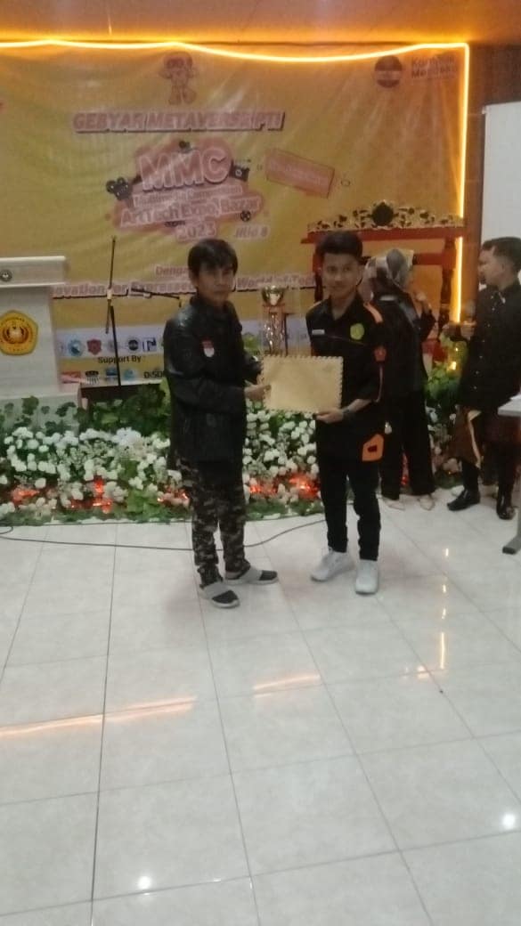 Pemberian Penghargaan Juara Kompetisi Multimedia Pemberian Penghargaan Juara Kompetisi Multimedia