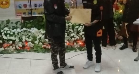 Pemberian Penghargaan Juara Kompetisi Multimedia Pemberian Penghargaan Juara Kompetisi Multimedia