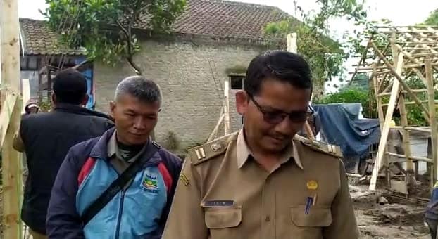 Kasi Pemerintahan Kecamatan Bayongbong, Daim meninjau pembangunan rutilahu di Desa Mekarsari Kasi Pemerintahan Kecamatan Bayongbong, Daim meninjau pembangunan rutilahu di Desa Mekarsari