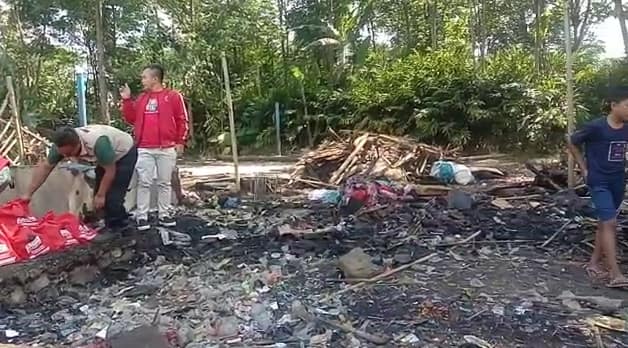 Rumah Jamaludin warga Desa Sirnajaya Kecamatan Tarogong Kaler, rata dengan tanah akibat kebakaran Rumah Jamaludin warga Desa Sirnajaya Kecamatan Tarogong Kaler, rata dengan tanah akibat kebakaran