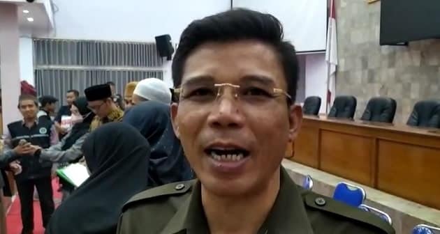 Enan, Wakil Ketua DPRD Garut. Enan menjelaskan tentang Perda Anti Perbuatan Maksiat yang di dalamnya terdapat pasal tentang hubungan seksual sejenis Enan, Wakil Ketua DPRD Garut. Enan menjelaskan tentang Perda Anti Perbuatan Maksiat yang di dalamnya terdapat pasal tentang hubungan seksual sejenis