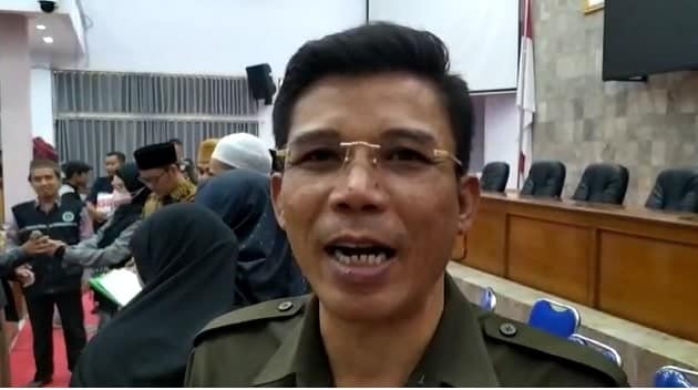 Enan, Wakil Ketua DPRD Garut. Enan menjelaskan tentang Perda Anti Perbuatan Maksiat yang di dalamnya terdapat pasal tentang hubungan seksual sejenis Enan, Wakil Ketua DPRD Garut. Enan menjelaskan tentang Perda Anti Perbuatan Maksiat yang di dalamnya terdapat pasal tentang hubungan seksual sejenis