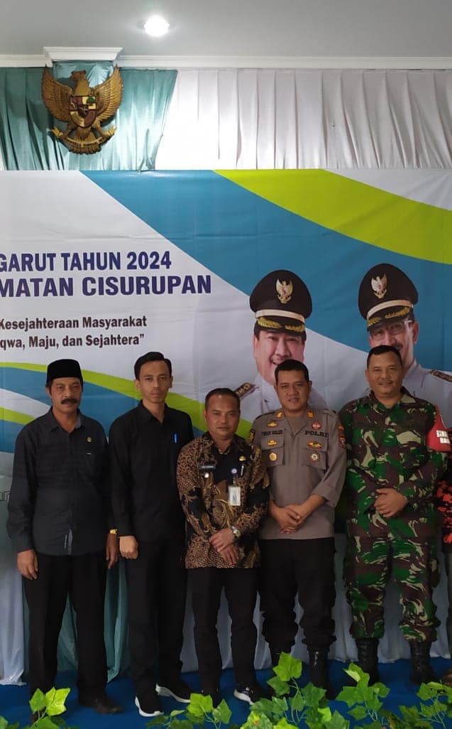 Ketua Apdesi Cisurupan, H Muslim (satu dari kiri) Ketua Apdesi Cisurupan, H Muslim (satu dari kiri)