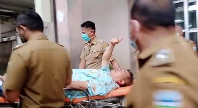 Bupati Garut Rudy Gunawan saat dibawa keluar dari ruang ICU RSUD dr. Slamet Garut Bupati Garut Rudy Gunawan saat dibawa keluar dari ruang ICU RSUD dr. Slamet Garut