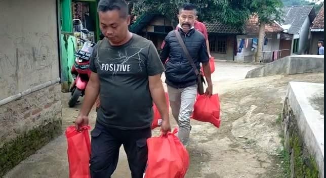 Yudha Puja Turnawan bersama rombongan DPC PDI Perjuangan Garut mengunjungi Ati janda penyandang tuna rungu di Banyuresmi Yudha Puja Turnawan bersama rombongan DPC PDI Perjuangan Garut mengunjungi Ati janda penyandang tuna rungu di Banyuresmi