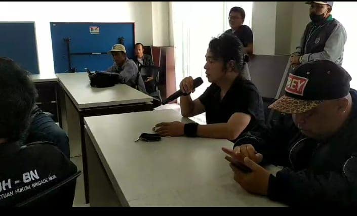 Feri Citra Burama bersama Heru Sugiman, juru bicara pedagang bunga hias saat audiensi di Dispora Garut