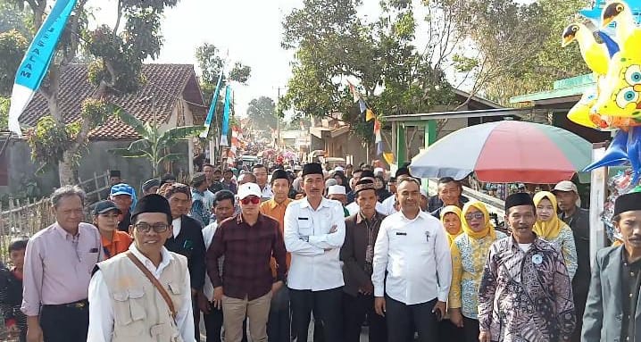 Iringan Warga Yang menyambut kedatangan tim Verifikasi Pemekaran desa pasangrahan dan desa Persiapan