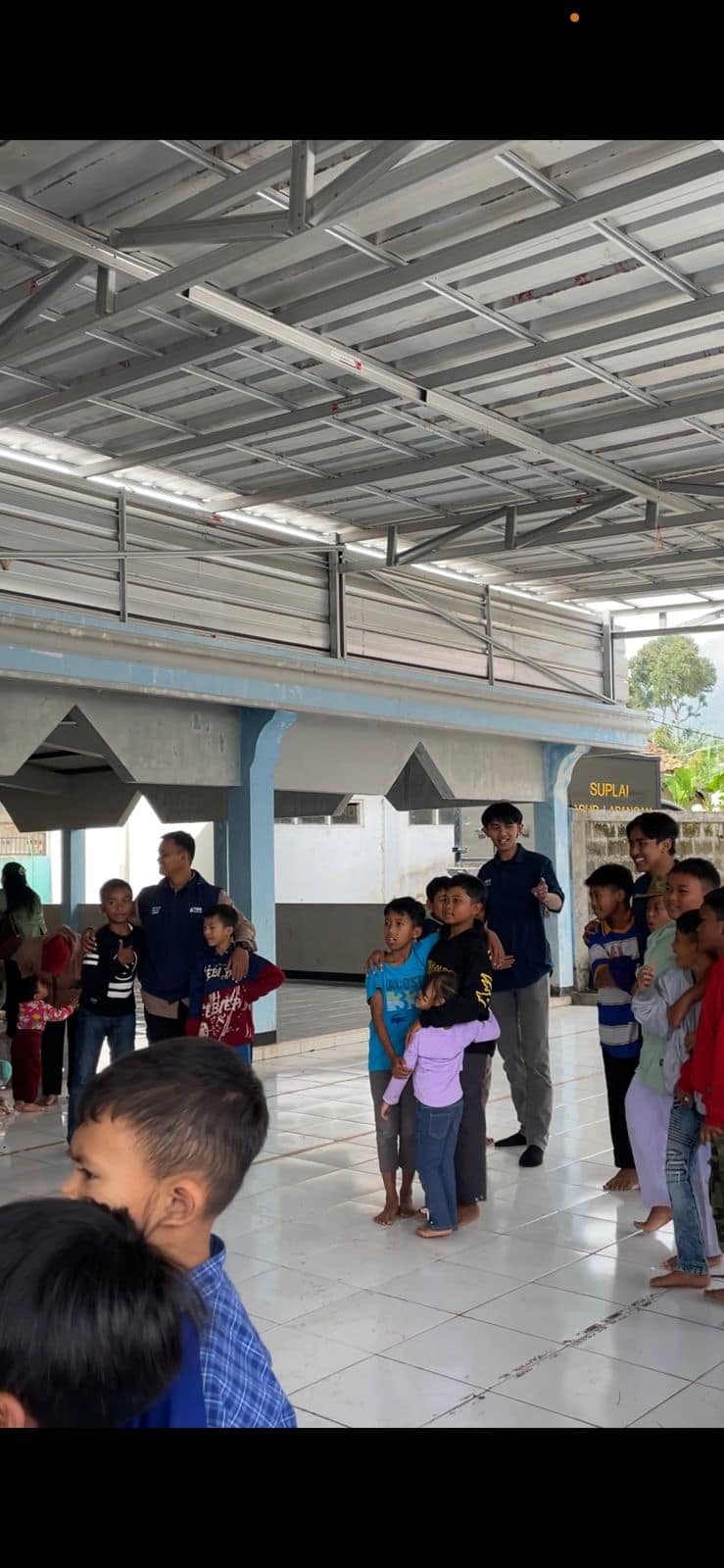 BRI menyalurkan bantuan bagi penyintas bencana longsor di Kabupaten Bandung Barat melalui YBM BRILiaN BRI menyalurkan bantuan bagi penyintas bencana longsor di Kabupaten Bandung Barat melalui YBM BRILiaN