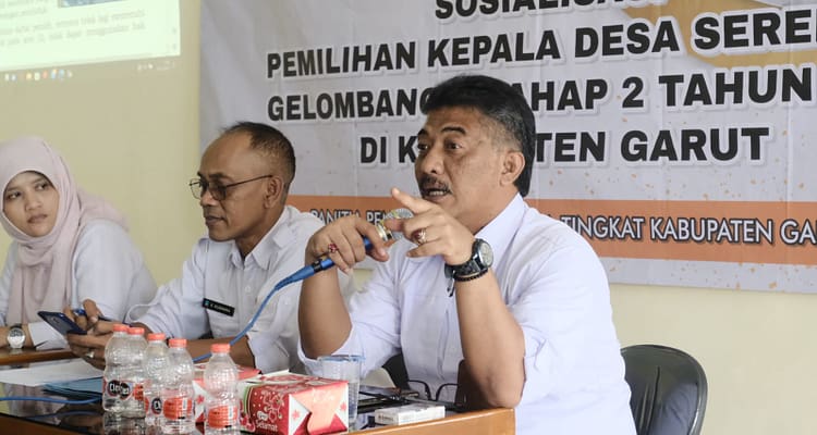 Sekdis DPMD Garut melakukan sosialisasi pilkades serentak di Kecamatan Pangatikan Sekdis DPMD Garut melakukan sosialisasi pilkades serentak di Kecamatan Pangatikan