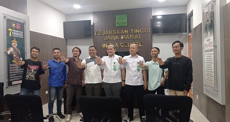 IMG desak Kejati Jabar untuk mengambil alih kasus dugaan korupsi pokir, reses DPRD Garut periode 2014-2019. (Jamjam Purnama tiga dari kiri, bersama tim IMG mengunjungi Kejati Jabar) IMG desak Kejati Jabar untuk mengambil alih kasus dugaan korupsi pokir, reses DPRD Garut periode 2014-2019. (Jamjam Purnama tiga dari kiri, bersama tim IMG mengunjungi Kejati Jabar)