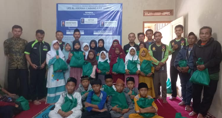 LKS Al Hikmah Garut serahkan 100 paket santunan di Desa Rancabango LKS Al Hikmah Garut serahkan 100 paket santunan di Desa Rancabango