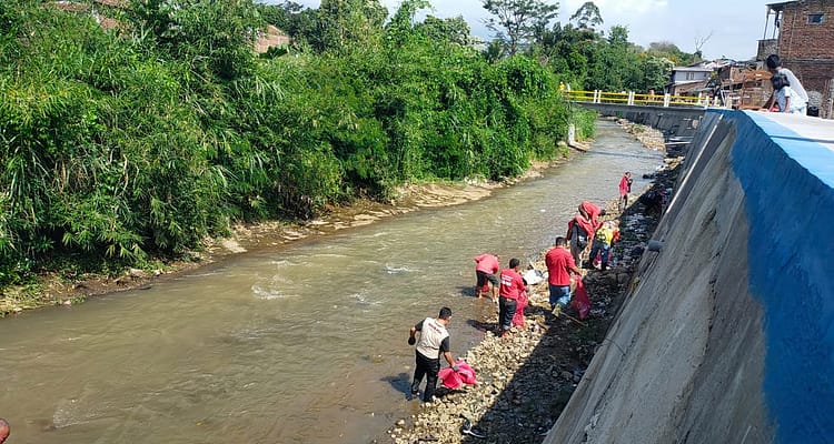 Yudha Puja Turnawan Ketua DPC PDI Perjuangan Garut bersama kader membersihkan sampah di sungai dalam rangka memperingati HUT PDI Perjuangan ke-50 Yudha Puja Turnawan Ketua DPC PDI Perjuangan Garut bersama kader membersihkan sampah di sungai dalam rangka memperingati HUT PDI Perjuangan ke-50