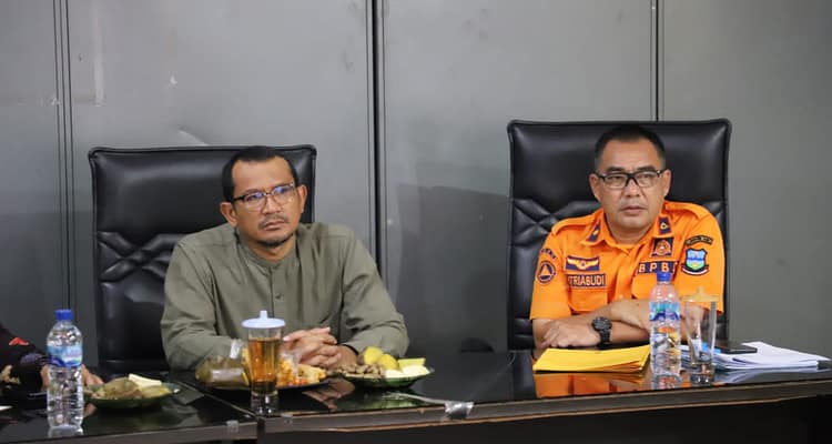 Wakil Bupati Garut Helmi Budiman (kiri) dan Kepala Pelaksana BPBD Garut Satriabudi (kanan) dalam rapat koordinasi Kamis malam di kantor BPBD Wakil Bupati Garut Helmi Budiman (kiri) dan Kepala Pelaksana BPBD Garut Satriabudi (kanan) dalam rapat koordinasi Kamis malam di kantor BPBD