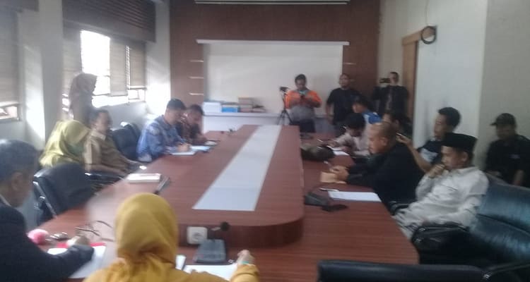 Forum Komunikasi Masyarakat Antar Desa audiensi di Gedung DPRD Garut bersama bjb, menanyakan soal dana KUR Forum Komunikasi Masyarakat Antar Desa audiensi di Gedung DPRD Garut bersama bjb, menanyakan soal dana KUR