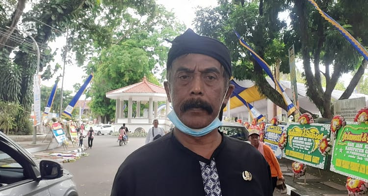 Asep Sulaeman, Kades Babakanloa, Kecamatan Pangatikan, menyayangkan pemberian bantuan motor oleh Pemkab Garut ada yang tidak dilengkapi helm Asep Sulaeman, Kades Babakanloa, Kecamatan Pangatikan, menyayangkan pemberian bantuan motor oleh Pemkab Garut ada yang tidak dilengkapi helm