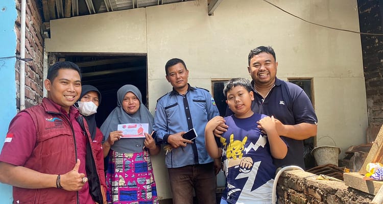 Yudha Puja Turnawan Anggota DPRD Garut mengunjungi rumah rusak akibat terjangan angin puting beliung di Desa Sukamukti Yudha Puja Turnawan Anggota DPRD Garut mengunjungi rumah rusak akibat terjangan angin puting beliung di Desa Sukamukti