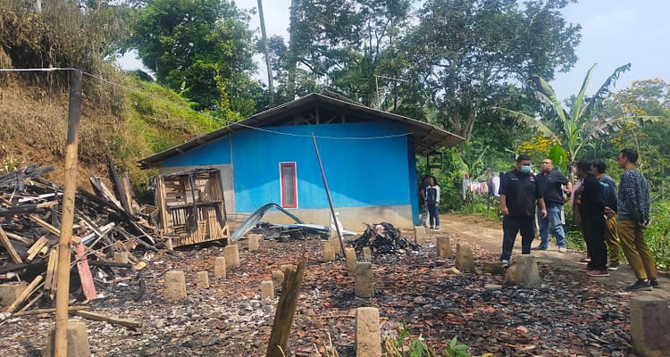 Yudha Puja Turnawan bersama jajaran PAC PDI Perjuangan Cilawu mengunjungi Idah korban kebakaran di Desa Sukamaju Kecamatan Cilawu Yudha Puja Turnawan bersama jajaran PAC PDI Perjuangan Cilawu mengunjungi Idah korban kebakaran di Desa Sukamaju Kecamatan Cilawu