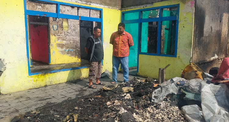 Yudha Puja Turnawan, Anggota DPRD Garut mengunjungi rumah Ida warga Desa Cangkuang yang alami kebakaran Yudha Puja Turnawan, Anggota DPRD Garut mengunjungi rumah Ida warga Desa Cangkuang yang alami kebakaran