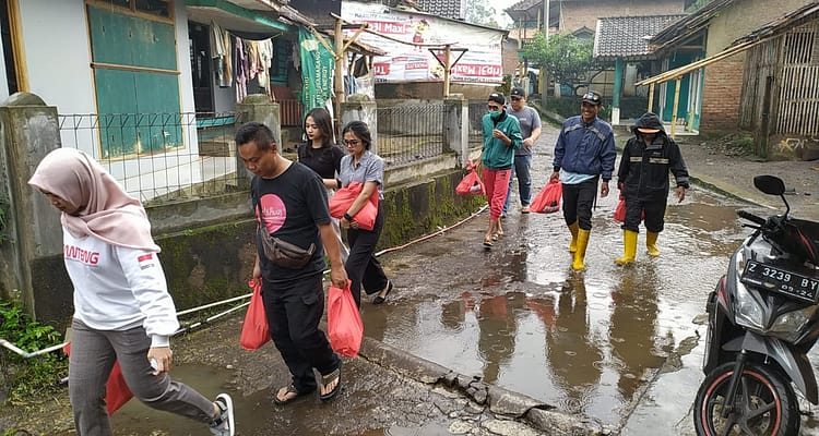Pengurus DPC PDI Perjuangan Garut mengunjungi Eni janda dhuafa di Desa Sirnajaya Pengurus DPC PDI Perjuangan Garut mengunjungi Eni janda dhuafa di Desa Sirnajaya