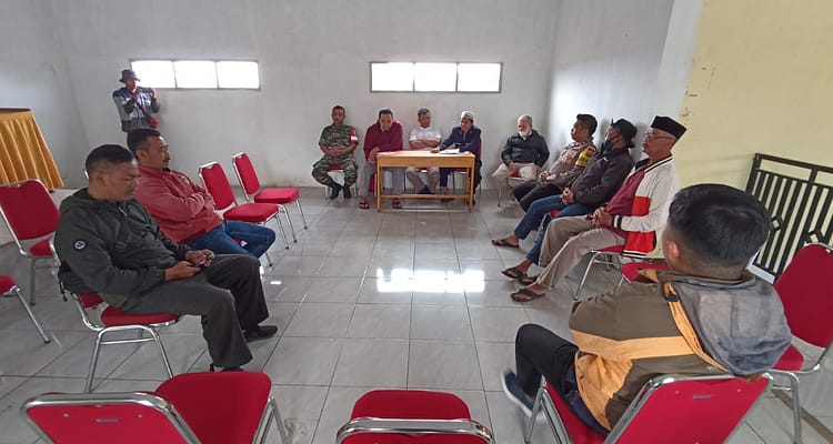 kades Ayi melakukan musyawarah dengan warga kades Ayi melakukan musyawarah dengan warga