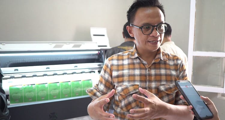 keterangan foto:Kepala Bidang Pengembangan Usaha Koperasi dan Usaha Mikro Diskop UKM Garut, Yadi Arriyadi, memberikan keterangan terkait Garut Packaging House di Gedung GPH, Jalan Ahmad Yani, Kecamatan Garut Kota, Kabupaten Garut, Jum'at (Foto : Muhamad Azi Zulhakim/Diskominfo Garut). keterangan foto:Kepala Bidang Pengembangan Usaha Koperasi dan Usaha Mikro Diskop UKM Garut, Yadi Arriyadi, memberikan keterangan terkait Garut Packaging House di Gedung GPH, Jalan Ahmad Yani, Kecamatan Garut Kota, Kabupaten Garut, Jum'at (Foto : Muhamad Azi Zulhakim/Diskominfo Garut).