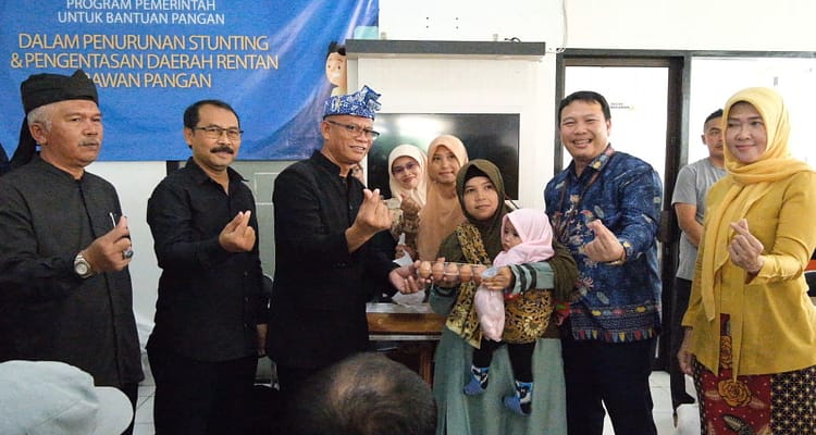 Kepala BKKBN Jabar dan Sekda Garut Tinjau Penyaluran Bantuan di Kabupaten Garut Kepala BKKBN Jabar dan Sekda Garut Tinjau Penyaluran Bantuan di Kabupaten Garut