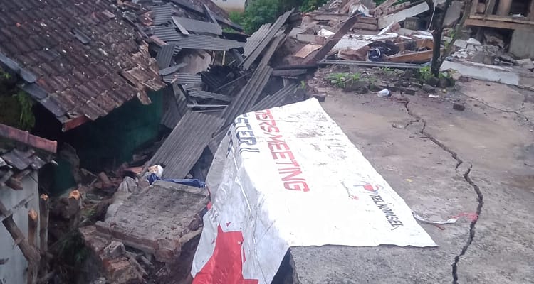 Pergeseran tanah akibatkan 2 rumah rusak Pergeseran tanah akibatkan 2 rumah rusak