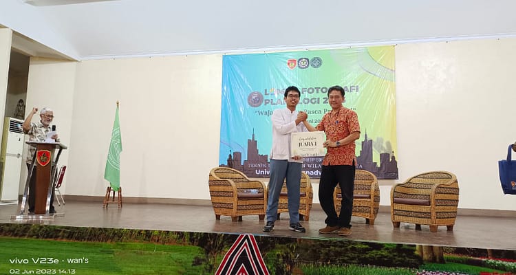 Pemberian hadiah juara 1 lomba fotografi planologi Pemberian hadiah juara 1 lomba fotografi planologi