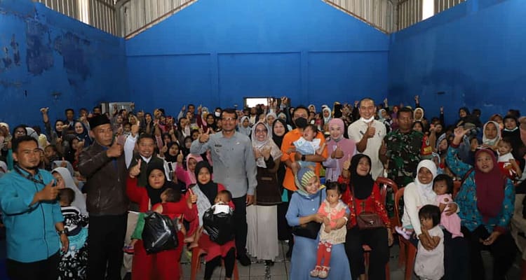 WABUP GARUT fhoto bersama di acara pembagian sembako dan tanaman obet WABUP GARUT fhoto bersama di acara pembagian sembako dan tanaman obet