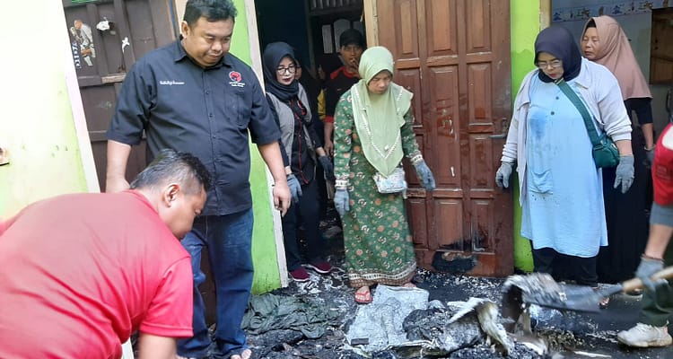 Ketua DPC PDI Perjuangan Garut Bantu Bersihkan Puing-puing Rumah Korban Kebakaran di Desa Kutanagara Malangbong Ketua DPC PDI Perjuangan Garut Bantu Bersihkan Puing-puing Rumah Korban Kebakaran di Desa Kutanagara Malangbong