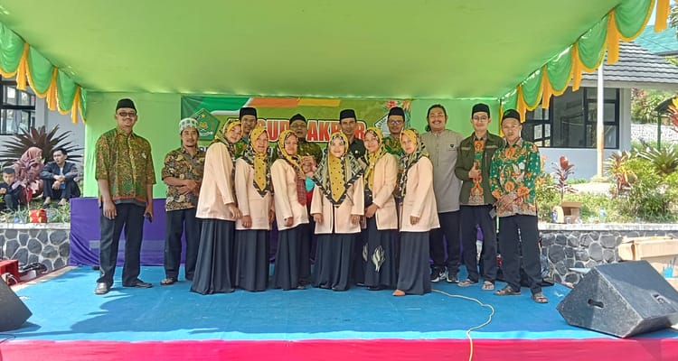Dewan Pengurus Anak Cabang (DPAC) Forum Komunikasi Diniyah Takmiliyah (FKDT) Kecamatan Malangbong Dewan Pengurus Anak Cabang (DPAC) Forum Komunikasi Diniyah Takmiliyah (FKDT) Kecamatan Malangbong