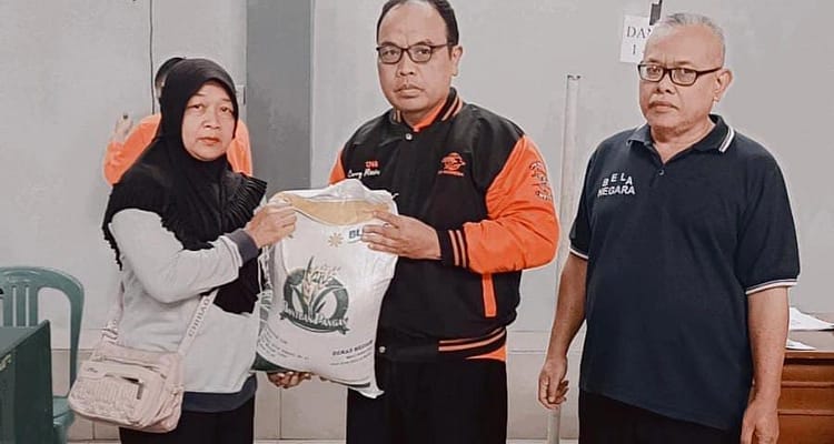 PT Pos Cabang Cibatu Garut Salurkan Bantuan Sosial Pangan Di Dua Kecamatan