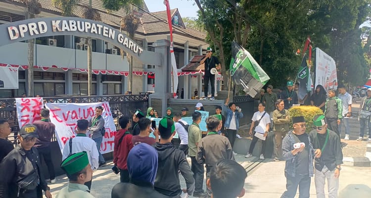 aksi injuk rasa di depan gedung DPRD Garut aksi injuk rasa di depan gedung DPRD Garut