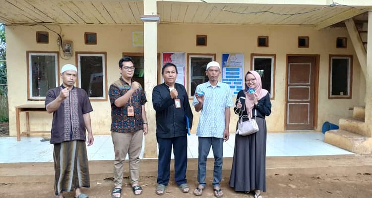 FOTO BERSAMA DINAS KOPERASI DENGAN PEMILIK SABUN DM