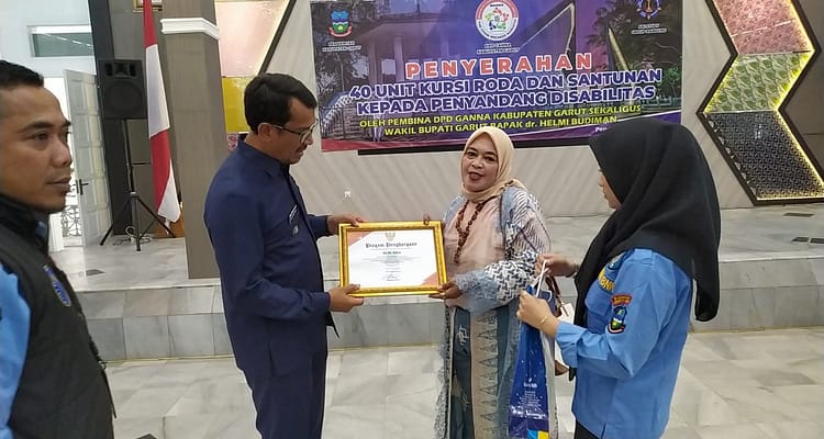 Pemberian Penghargaan Kepada Bie-bie Bagja Sebagai Donatur Oleh Wakli Bupati Garut