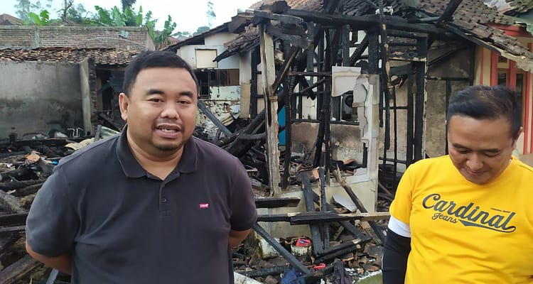 Yudha Pujaturnawan Anggota DPRD Garut Saat menyambangi warga yang terdampak musibah kebakaran di Desa Cidatar