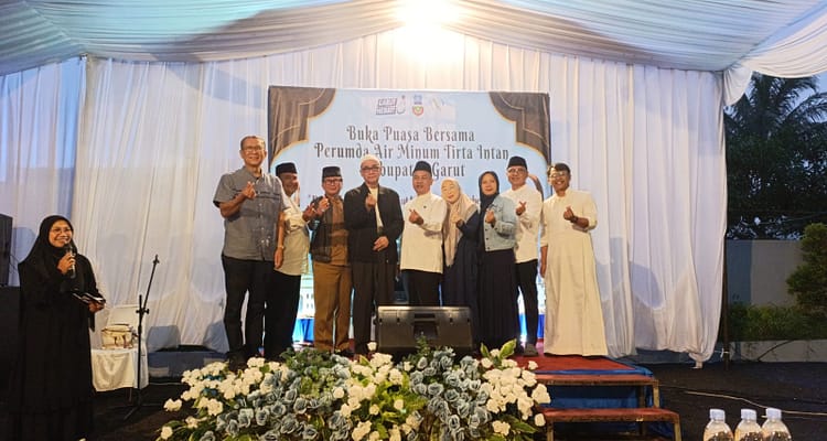 PDAM Tirta Intan Garut mengadakan buka bersama. PDAM Tirta Intan Garut mengadakan buka bersama.