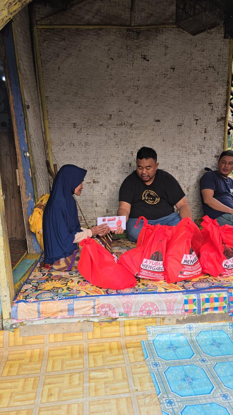 Dokumentasi Saat Yuda menyambangi nenek Arsih