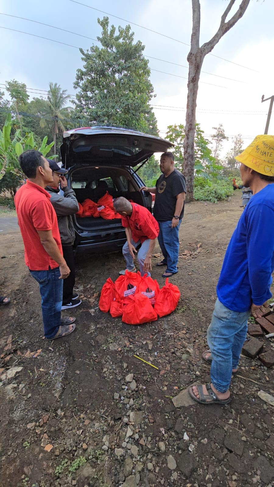 Yudha Puja Turnawan Saat Memberikan Bantuan Kepada Warga Kurang Mampu