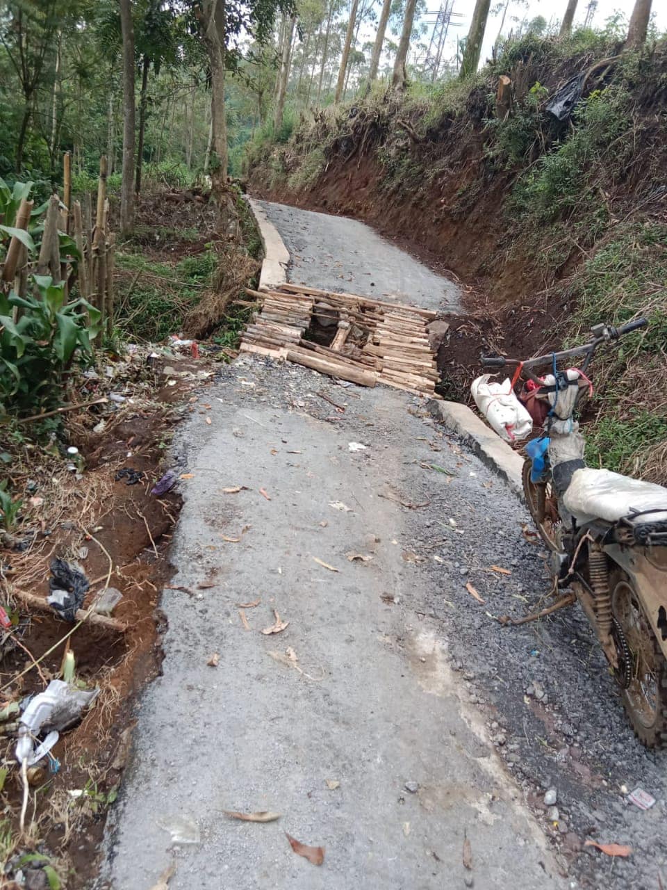 kades Pasirwangi Bangun Jalan