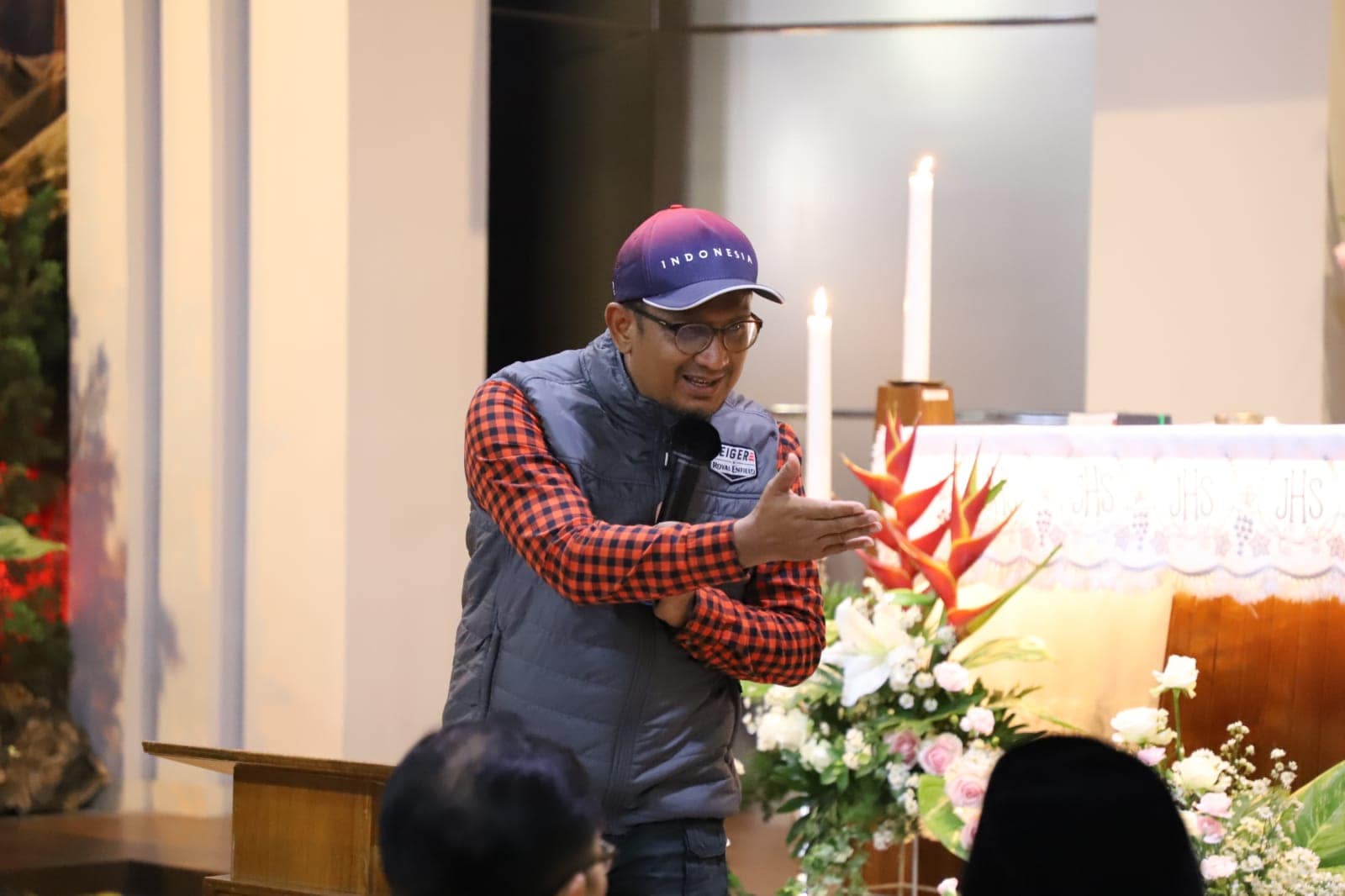 Helmi Budiman Wakil Bupati Garut saat memberikan sambutan di gereja yang dikunjunginya pada misa malam Natal (ist)