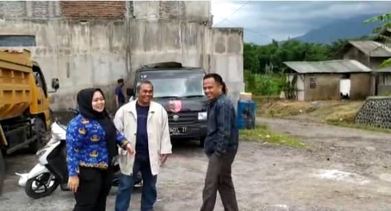 Yolanda bersama Ketua BPD menunjukkan pembangunan jalan hotmix