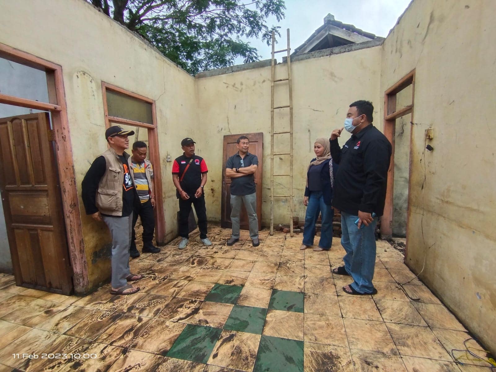 Yudha Puja Turnawan bersama Camat, Kades dan Bacaleg melihat rumah abah Saman yang terbakar