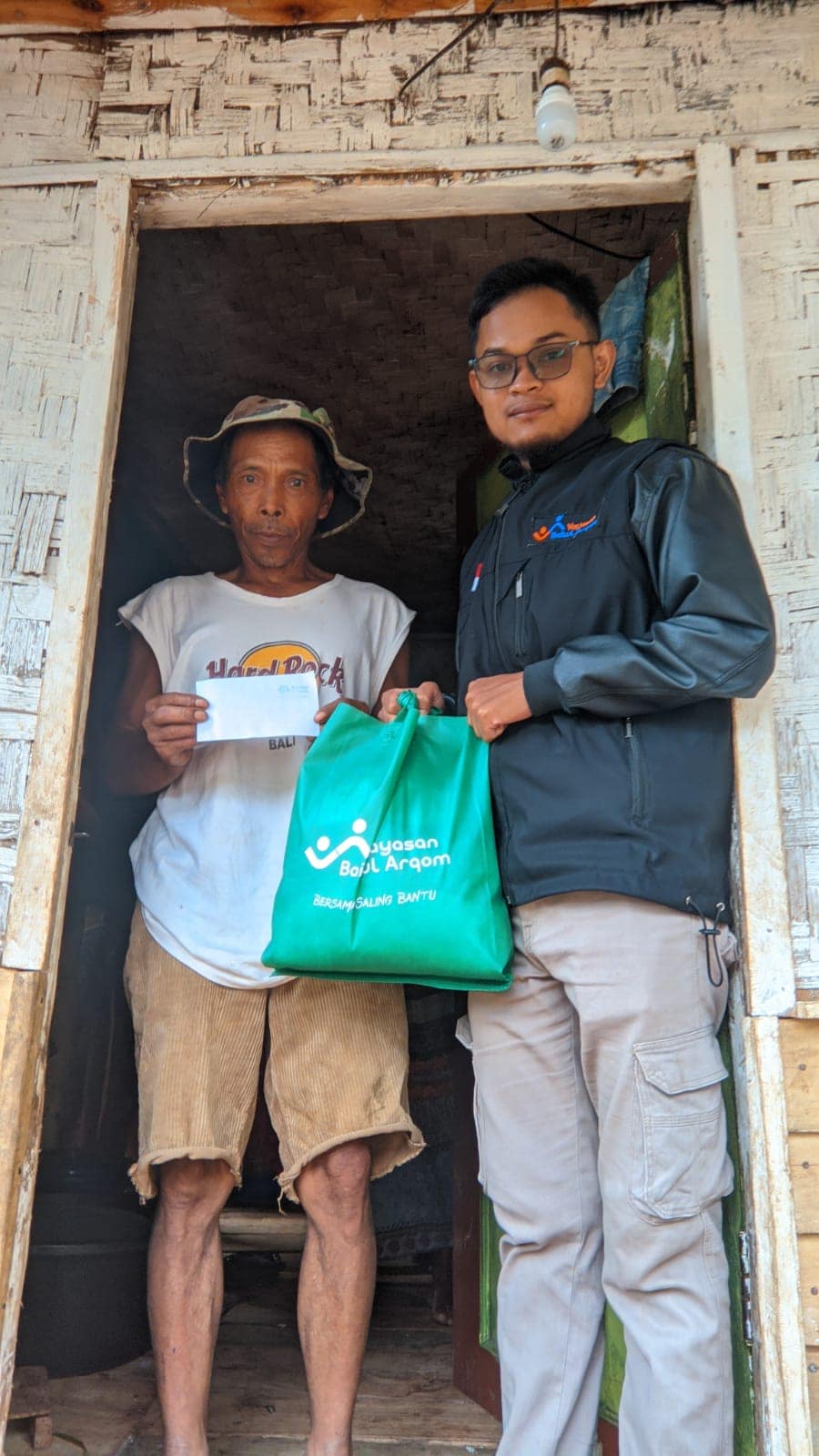 Yayasan Baitul Arqom salurkan bantuan